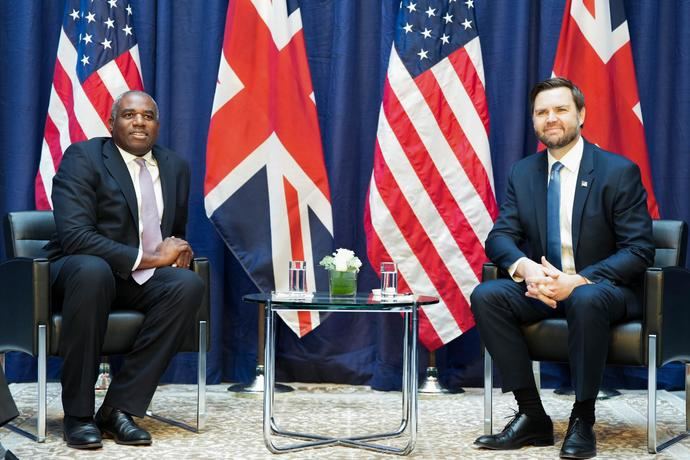 El vicepresidente yanqui, JD Vance con el secretario de Exteriores británico, David Lammy, en la Conferencia de Seguridad de Munich.