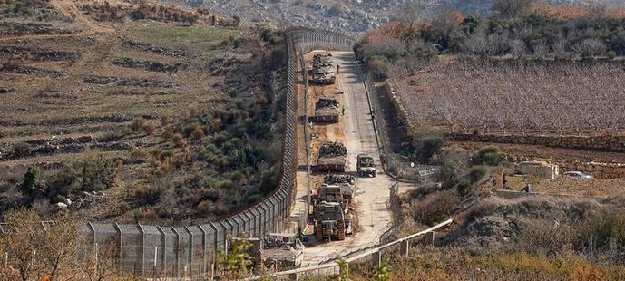 Soldados israelíes en vehículos militares mientras se reúnen cerca de la línea de alto el fuego entre Siria y los Altos del Golán ocupados por Israel, el 9 de diciembre de 2024 - REUTERS/ AMMAR AWAD