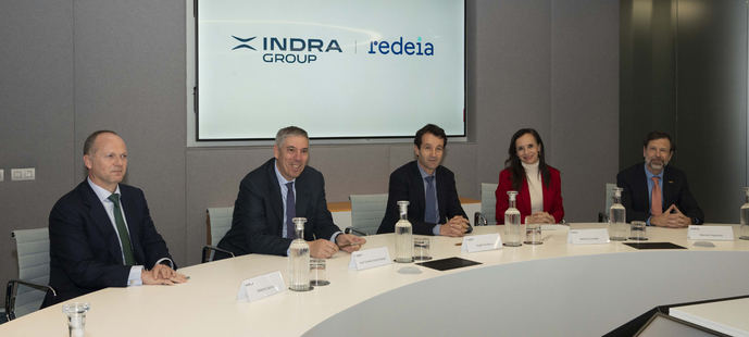 De izquierda a derecha,  Roberto García Merino, CEO de Redeia; José Vicente de los Mozos, CEO de Indra Group; Ángel Escribano, presidente de Indra Group; Beatriz Corredor, presidenta de Redeia; Mariano Aparicio, director Comercial del Negocio de Telecomunicaciones de Redeia.