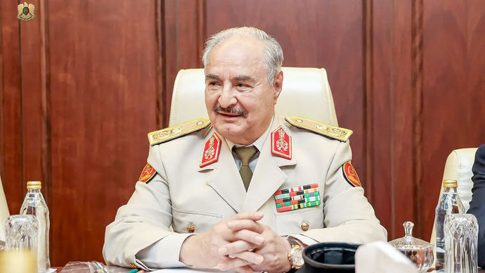 El comandante del Ejército Nacional de Libia, Khalifa Haftar, que controla Bengasi