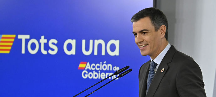 Dos formas distintas de dar marcha atrás: Sánchez logra lo que Feijóo pierde