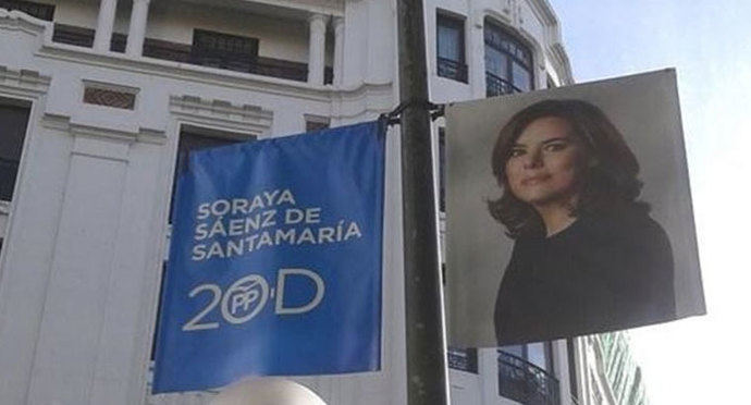 Santamaría se hace un 'tanto monta, monta tanto' con Rajoy en los carteles del PP