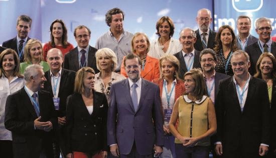 Rajoy en primera línea junto a Arenas, Cospedal, Mato y González Pons en el inicio de la Convención Nacional del PP celebrada en Málaga Raúl Heras Esta España Nuestra C Rafael Spottorno pilotará la Zarzuela A medida que el Rey Juan Carlos va cumpliendo años -serán 74 los próximos, en enero- y se acerca el momento del relevo generacional, la vida en el Palacio de la Zarzuela se complica hasta el punto de que en una comparecencia pública el propio Rey acusó a los periodistas de querer matarle y ponerle “un pino en la tripa”. La incorporación paulatina del Príncipe Felipe a las actividades de la Monarquía -empezando por los actos sociales a los que hace tiempo que Juan Carlos I no acude- y los problemas con la Princesa Letizia. ha complicado la actividad de la Casa del Rey. A todo ello tendrá que hacer frente su nuevo jefe Rafael Spottorno, que ha sustituido a Alberto Aza, en un relevo que ha sido considerado como una apuesta del Rey por reforzar su poder dentro de la Casa, así que de abdicar, nada.